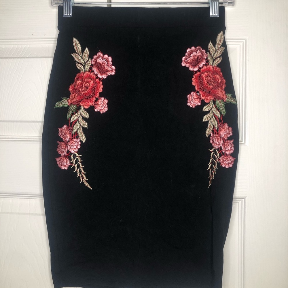 Black Pencil Skirt w/ Floral Details size XS